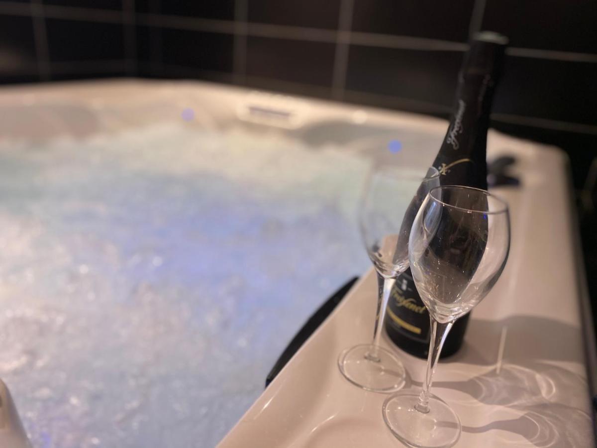 Escapade Romantique - Jacuzzi Et Parking Prive - 002 Apartment Rouen Luaran gambar