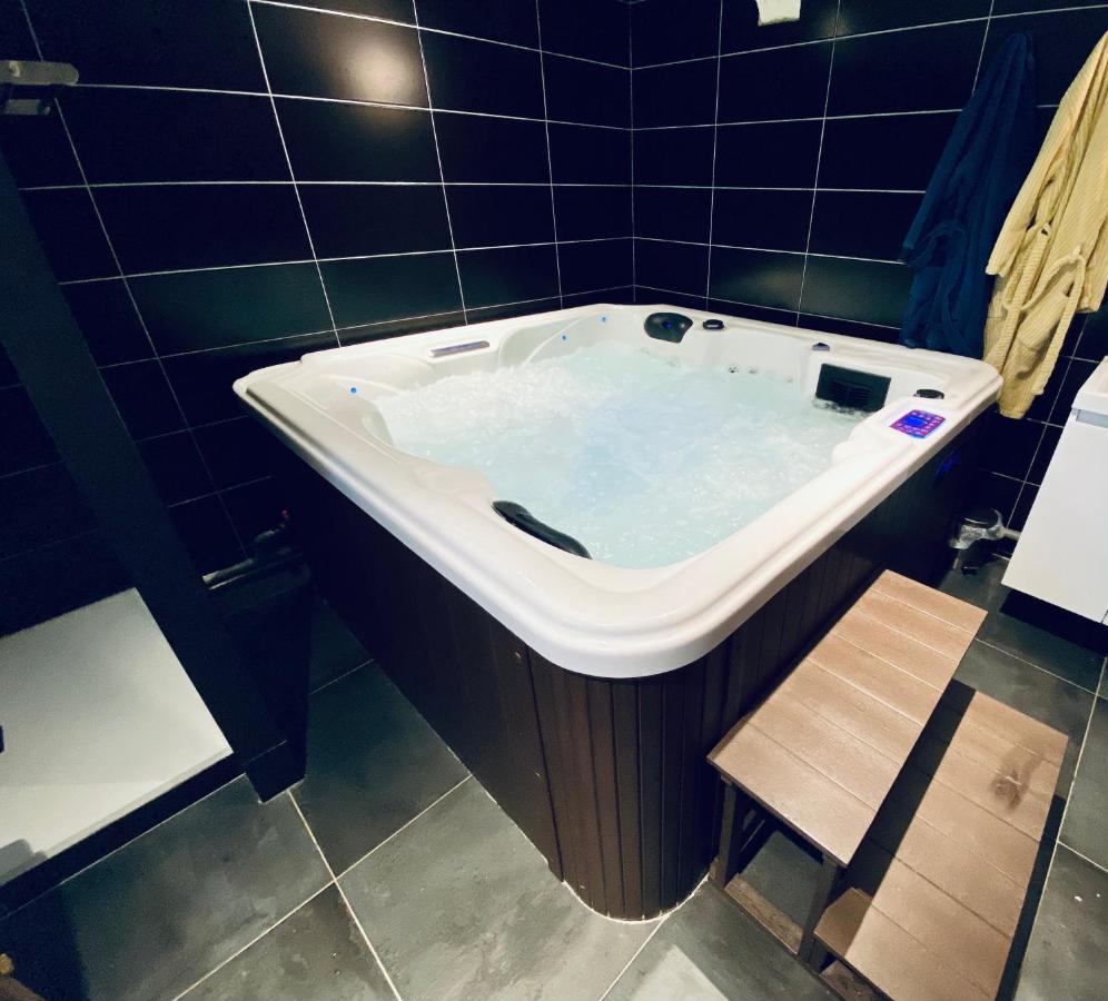 Escapade Romantique - Jacuzzi Et Parking Prive - 002 Apartment Rouen Luaran gambar