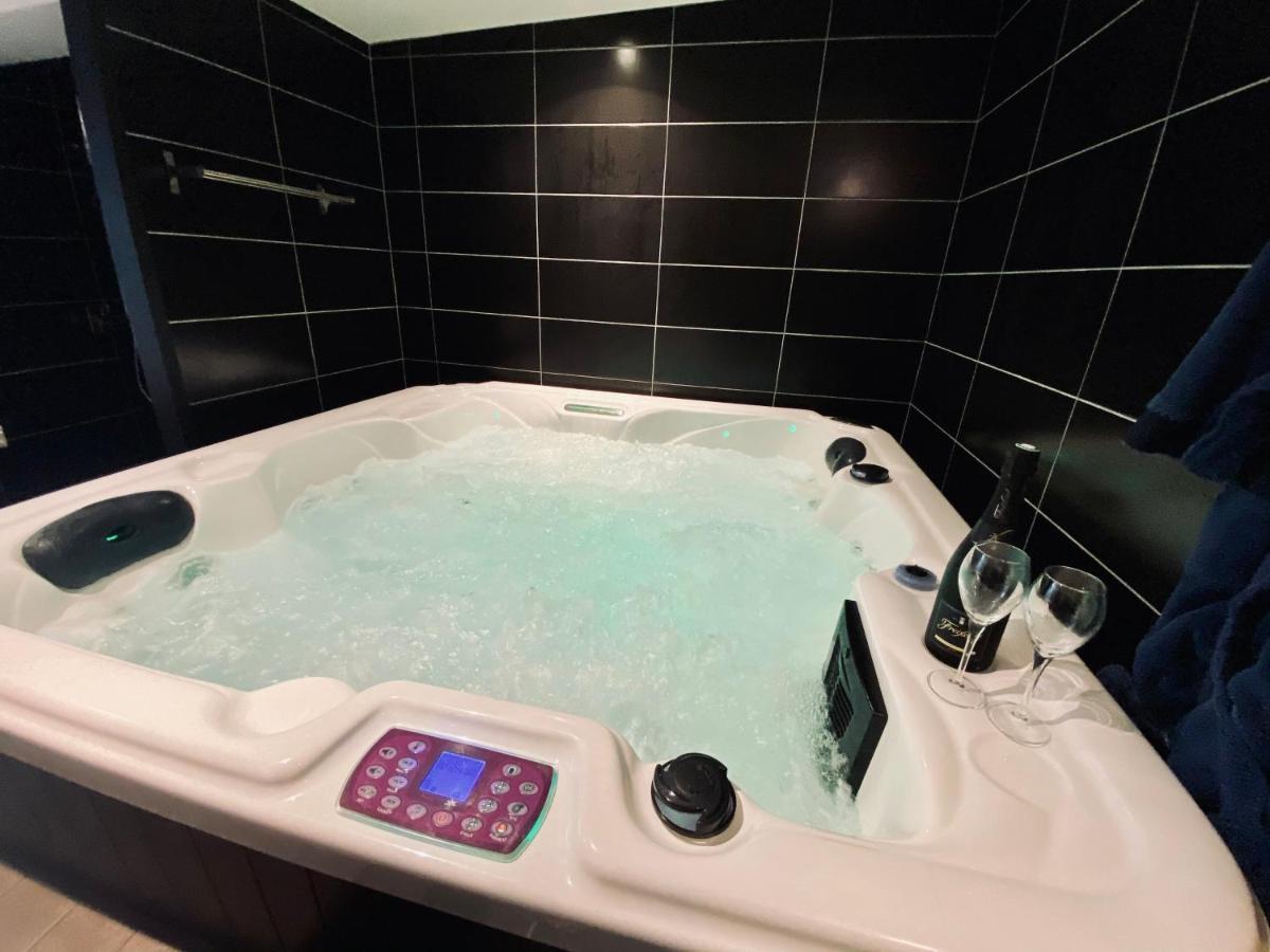 Escapade Romantique - Jacuzzi Et Parking Prive - 002 Apartment Rouen Luaran gambar