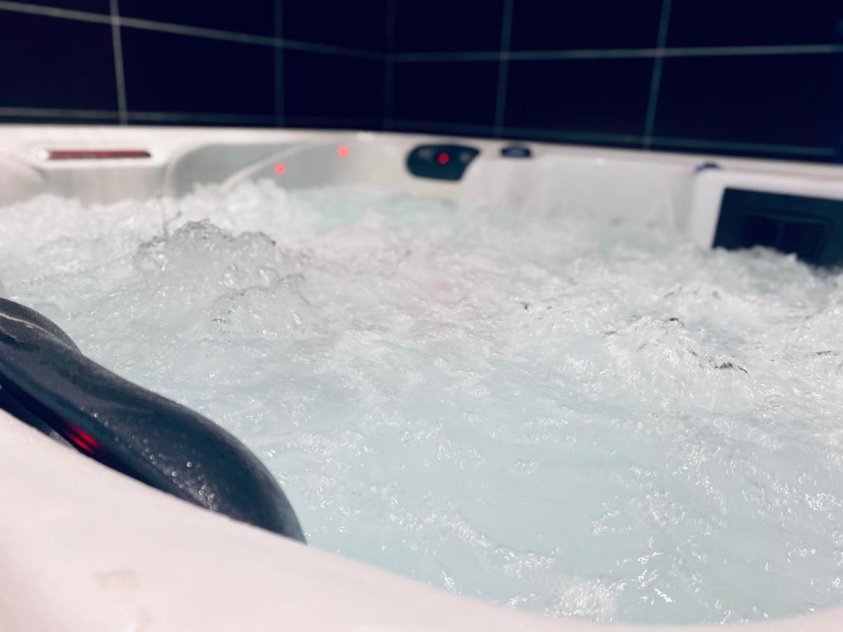 Escapade Romantique - Jacuzzi Et Parking Prive - 002 Apartment Rouen Luaran gambar