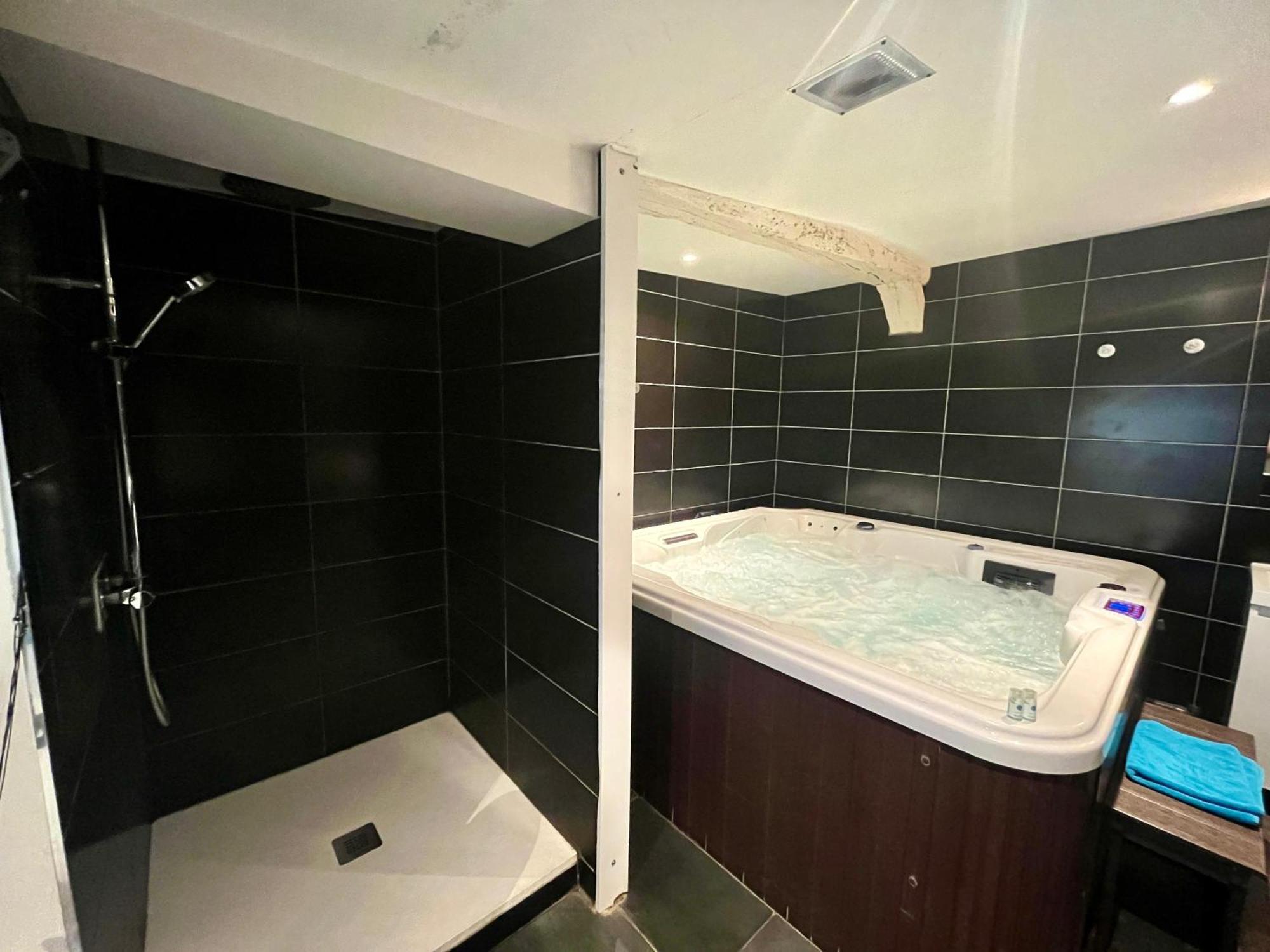 Escapade Romantique - Jacuzzi Et Parking Prive - 002 Apartment Rouen Luaran gambar